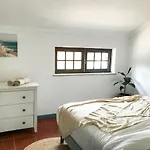 The Far End Surf House - Surf & Yoga Holidays Bed & Breakfast Lourinhã