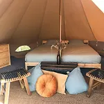 לינה וארוחת בוקר The Far End Surf House - Surf & Yoga Holidays לוריניה