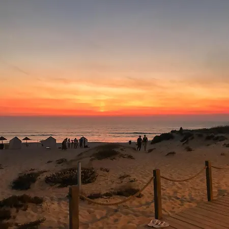 לינה וארוחת בוקר The Far End Surf House - Surf & Yoga Holidays לוריניה