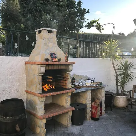 The Far End Surf House - Surf & Yoga Holidays Bed & Breakfast