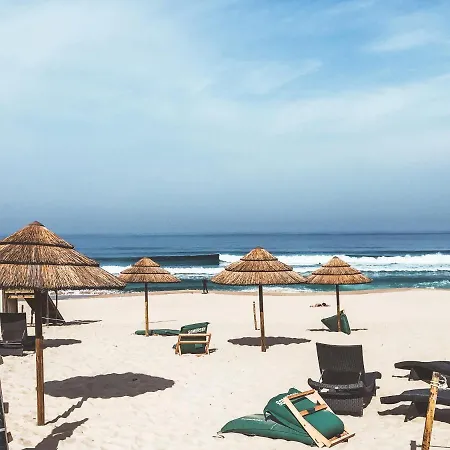 The Far End Surf House - Surf & Yoga Holidays לינה וארוחת בוקר לוריניה