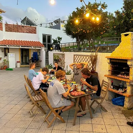 The Far End Surf House - Surf & Yoga Holidays B&B 로리냐