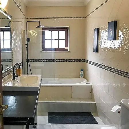 The Far End Surf House - Surf & Yoga Holidays B&B 로리냐