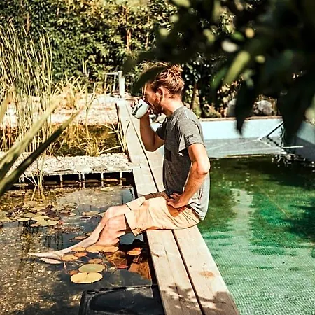 The Far End Surf House - Surf & Yoga Holidays Couette-café