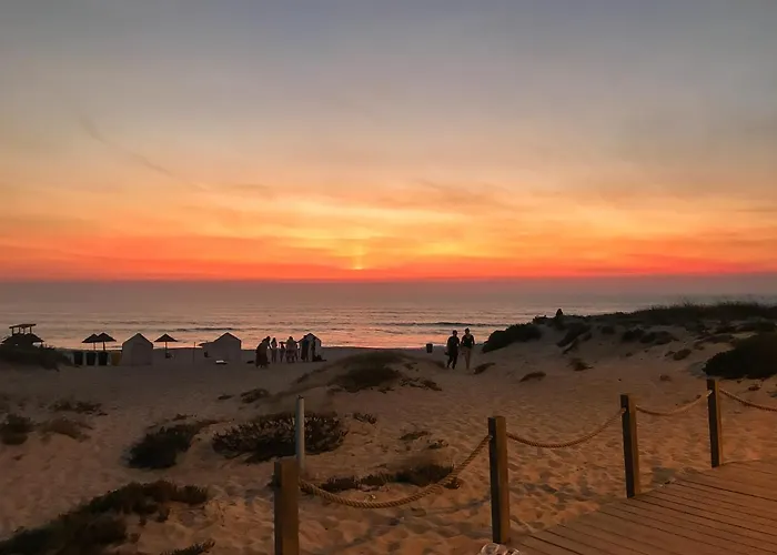 לינה וארוחת בוקר The Far End Surf House - Surf & Yoga Holidays לוריניה