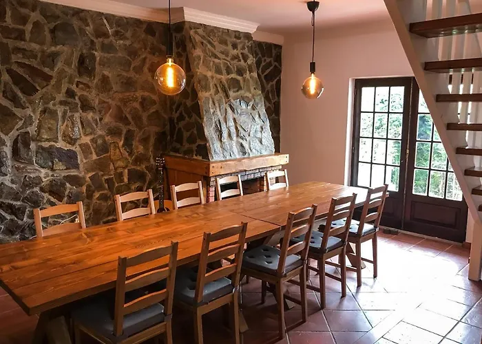 לינה וארוחת בוקר The Far End Surf House - Surf & Yoga Holidays לוריניה