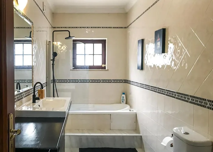 ベッド・アンド・ブレックファスト The Far End Surf House - Surf & Yoga Holidays ロウリニャン