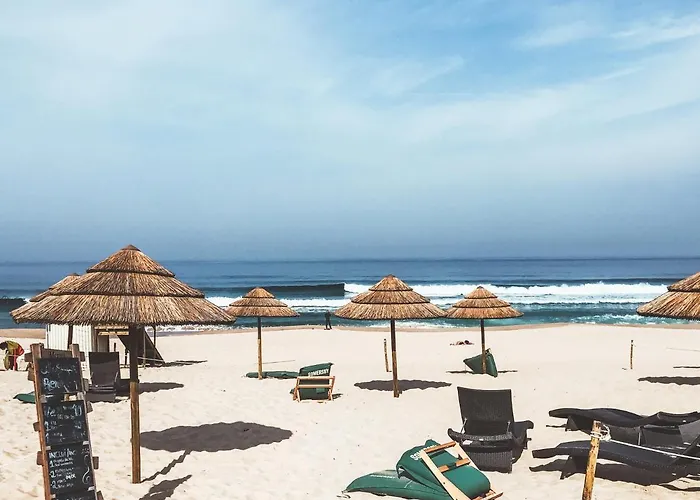 The Far End Surf House - Surf & Yoga Holidays לינה וארוחת בוקר לוריניה