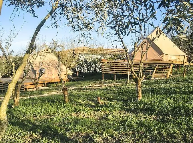 לינה וארוחת בוקר The Far End Surf House - Surf & Yoga Holidays לוריניה